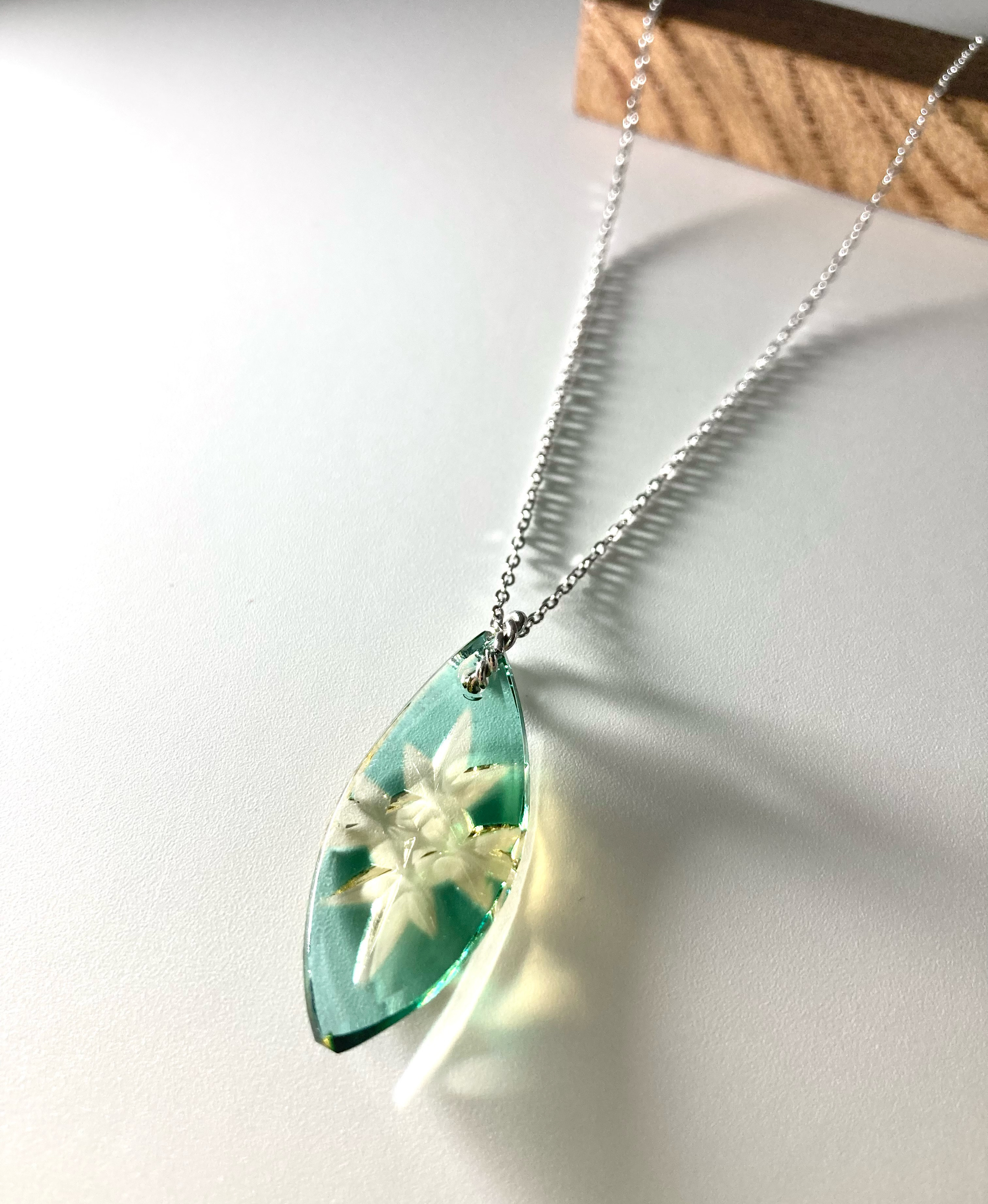 切子 の クリスタル ネックレス