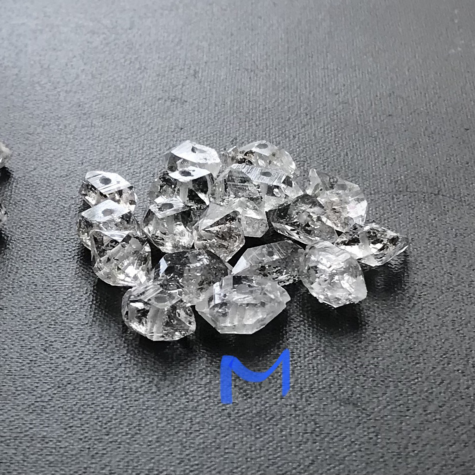 #504 生まれたままの水晶　ダイヤモンドクォーツAA++【1連40㌢】グラファイト入り　カーボン入り　天然　両剣水晶