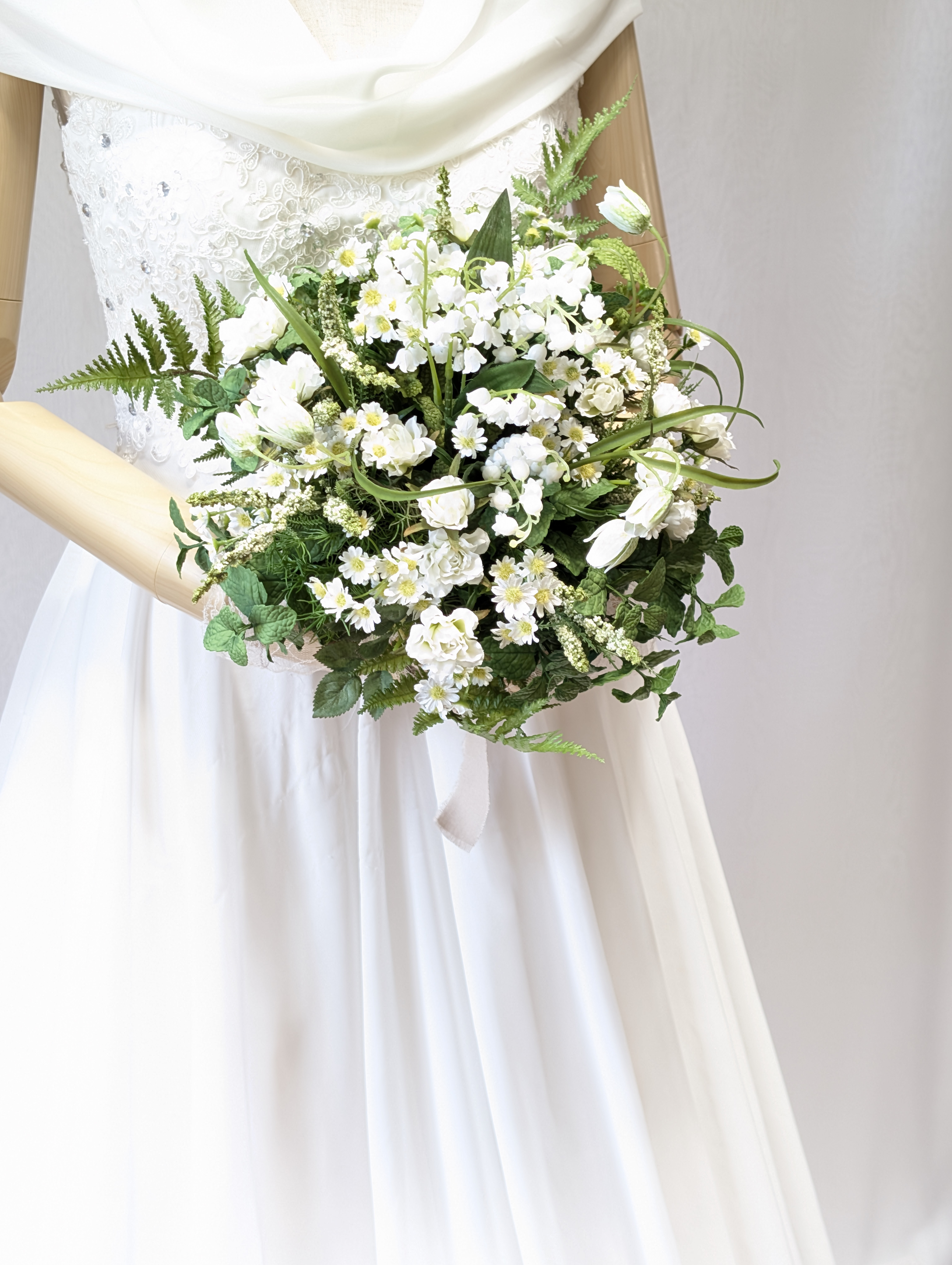 ミントとスズランの自然なナチュラルブーケ  〜ミントの香りが漂う優しい花嫁さまへ〜  (ブートニア込み)