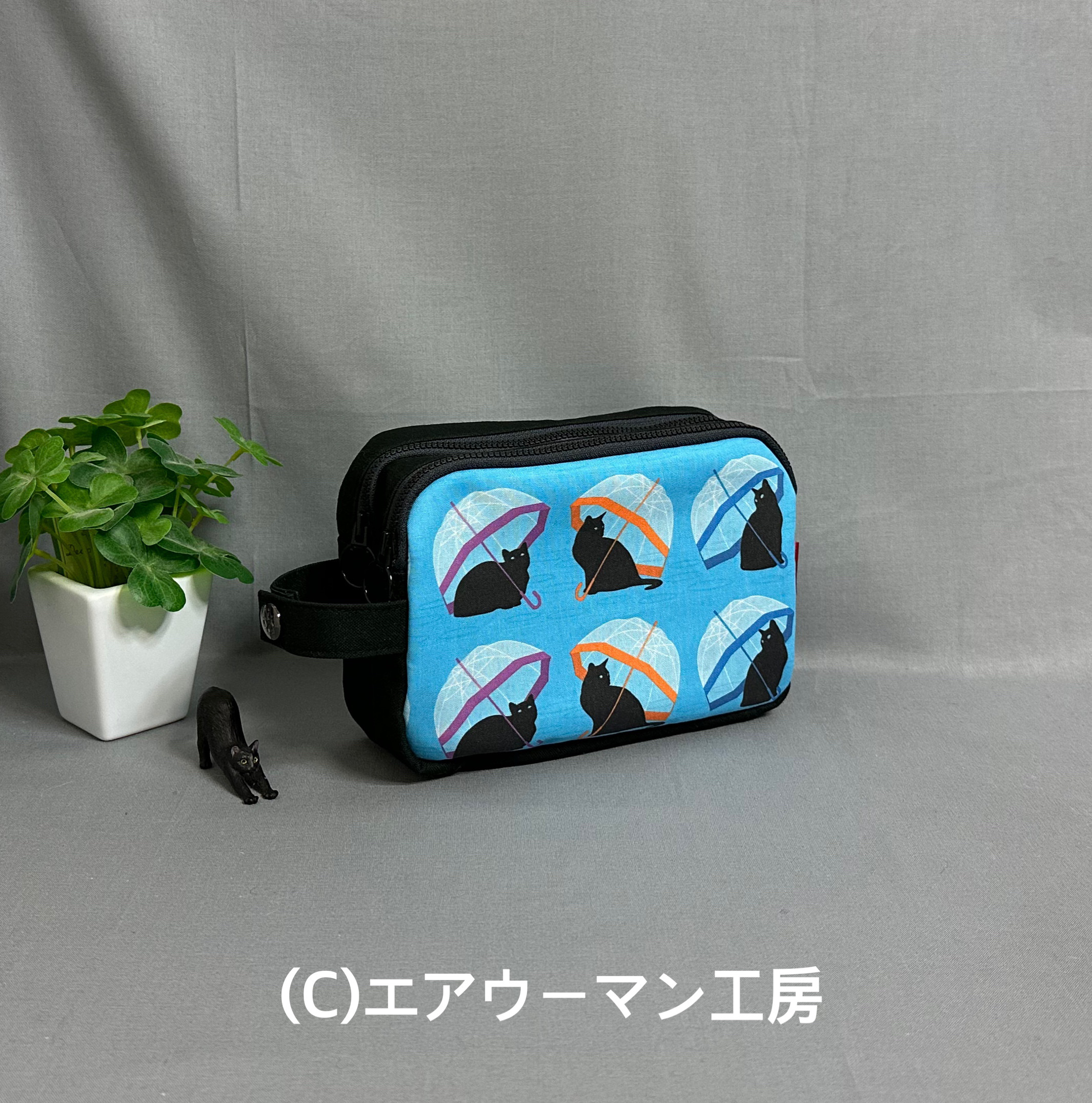 黒猫と雨傘の柄の輸入生地と黒い１１号帆布で作ったダブルファスナーボックスポーチ