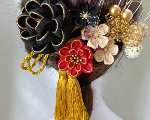 受注制作】カメリア 黒 赤 金 成人式 髪飾り つまみ細工 ちりめん 卒業