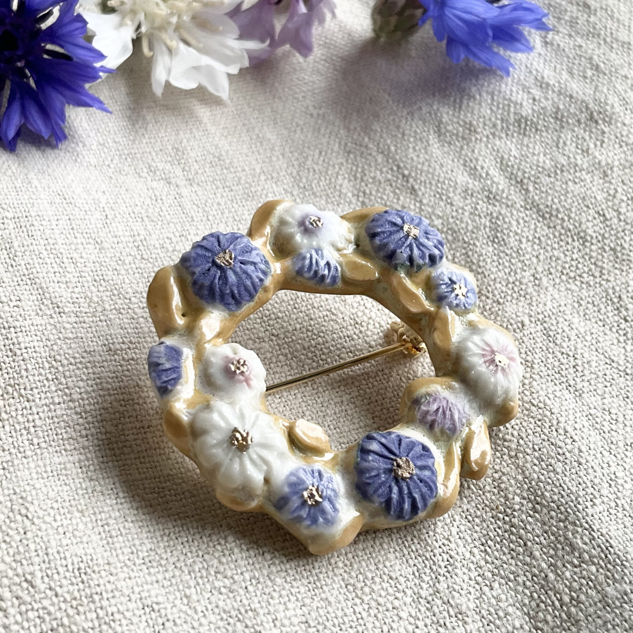 陶器ﾌﾞﾛｰﾁ　初夏の花冠