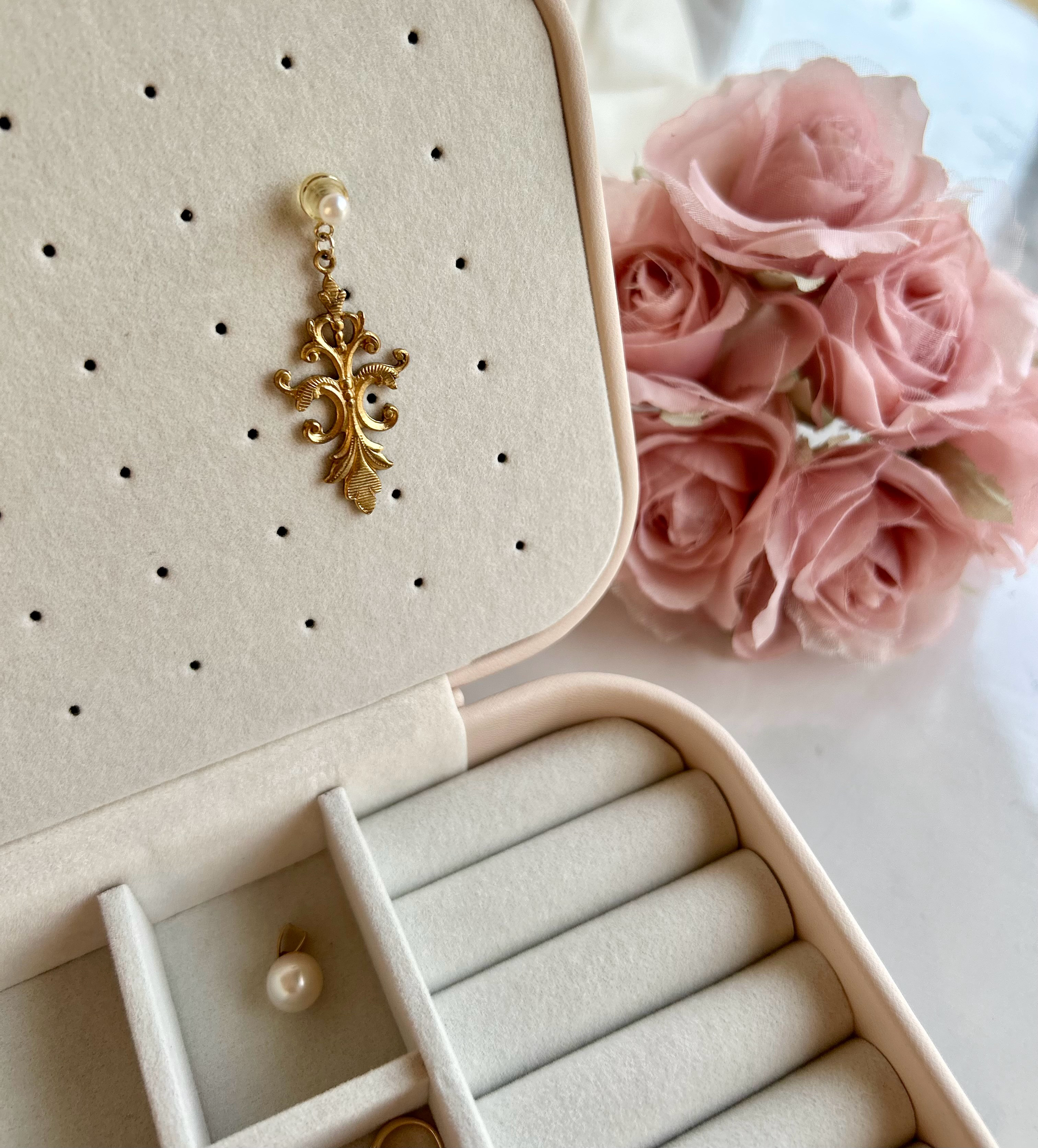 華やかでエレガントな淡水パールとデザインチャームのピアス