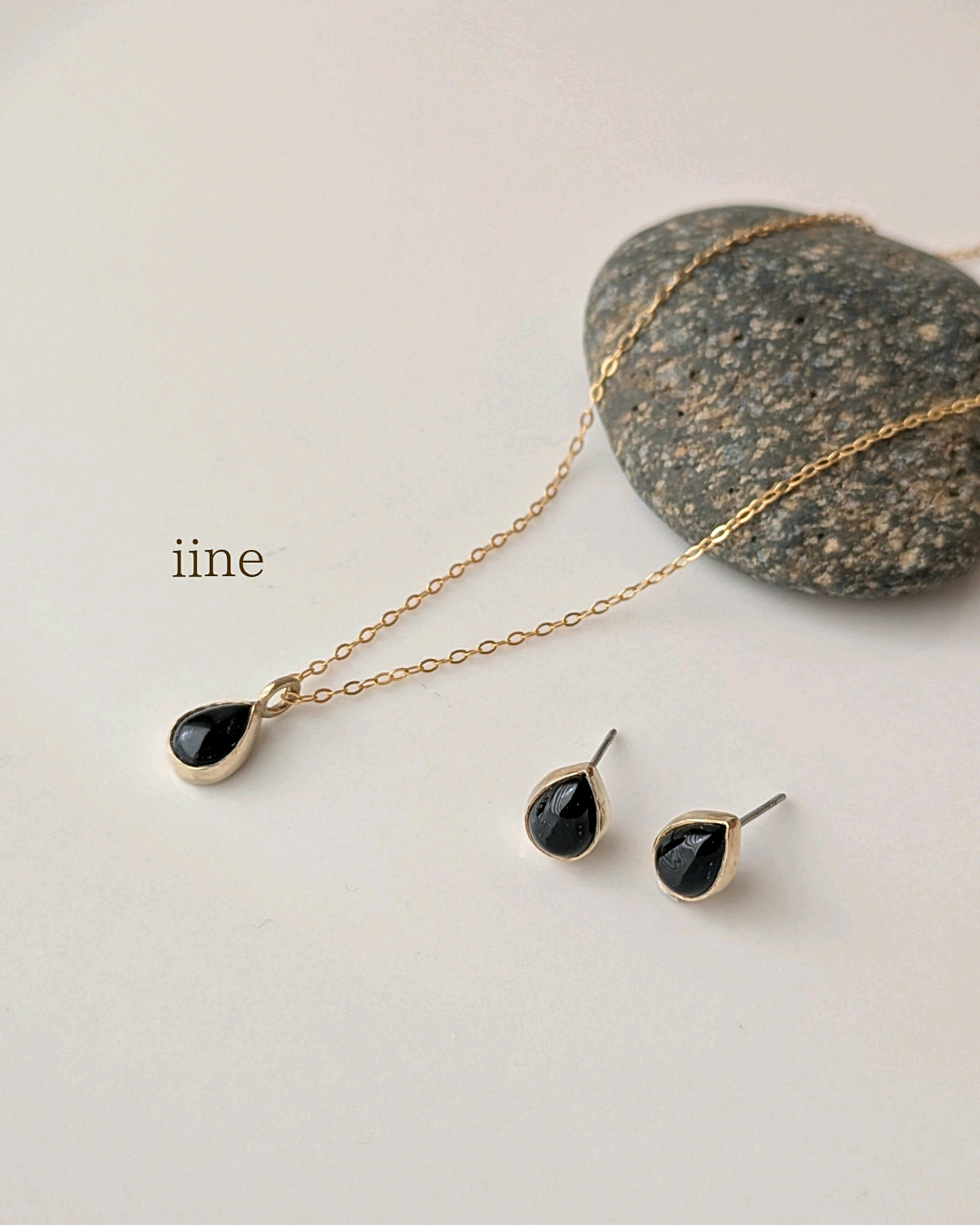 【2点セット】オニキスのしずくネックレスとピアスセット*小粒ジュエリーのお守りセット