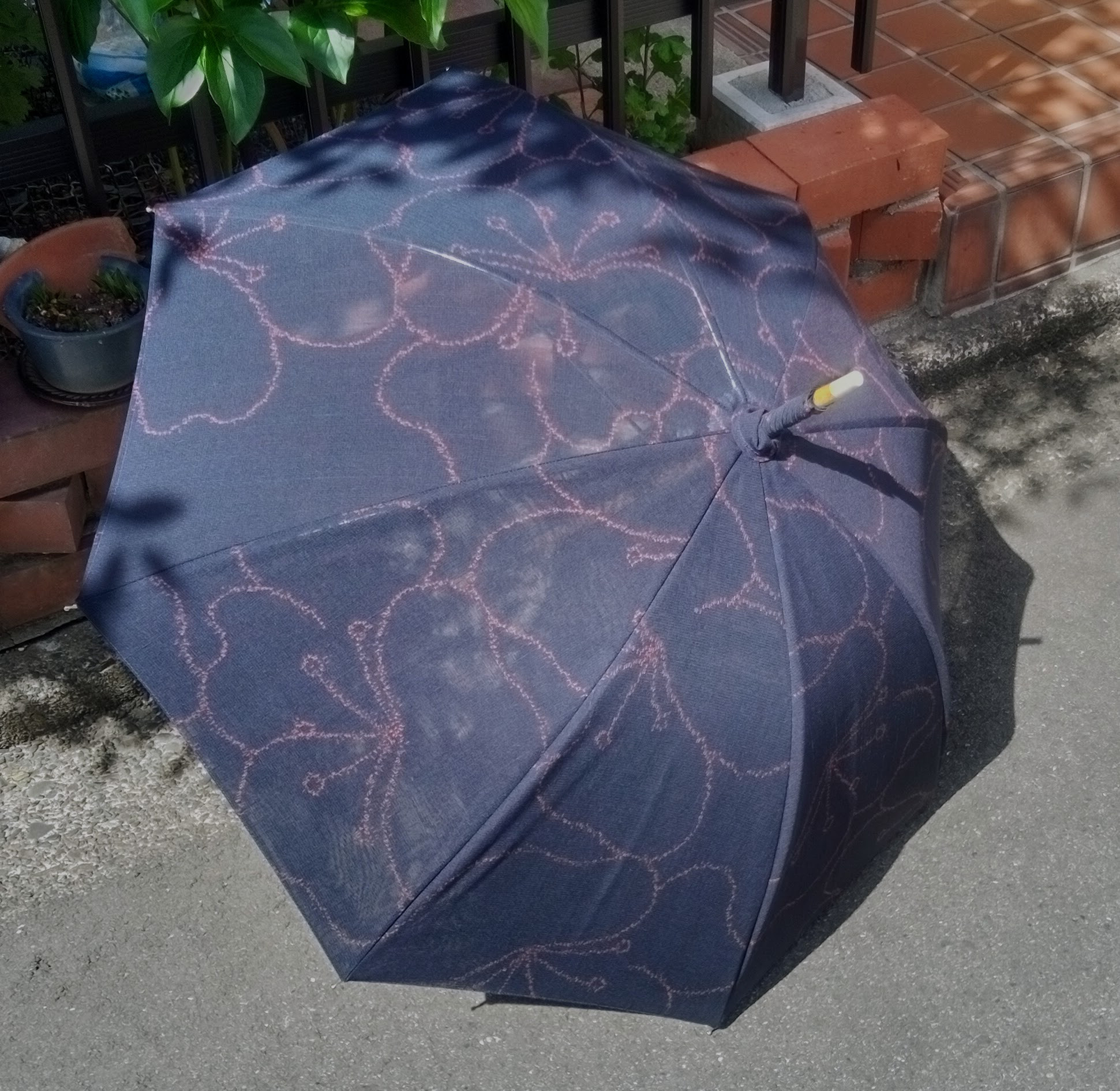 【ハンドルが選べる】濃紺地に赤の線描で大輪の花びら　紗の優美な長日傘　共布傘袋付 18,469円