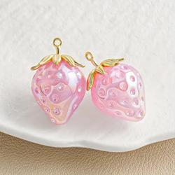 【2個set】いちご チャーム アクセサリー ハンドメイド キラキラ 可愛い ピンク 1枚目の画像