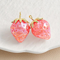 【2個set】いちご チャーム アクセサリー ハンドメイド キラキラ 可愛い レッド ストロベリー 1枚目の画像