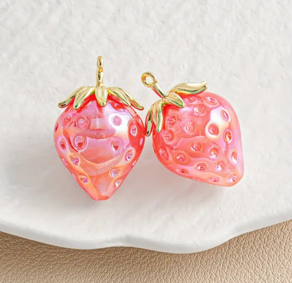【2個set】いちご チャーム アクセサリー ハンドメイド キラキラ 可愛い レッド ストロベリー 1枚目の画像