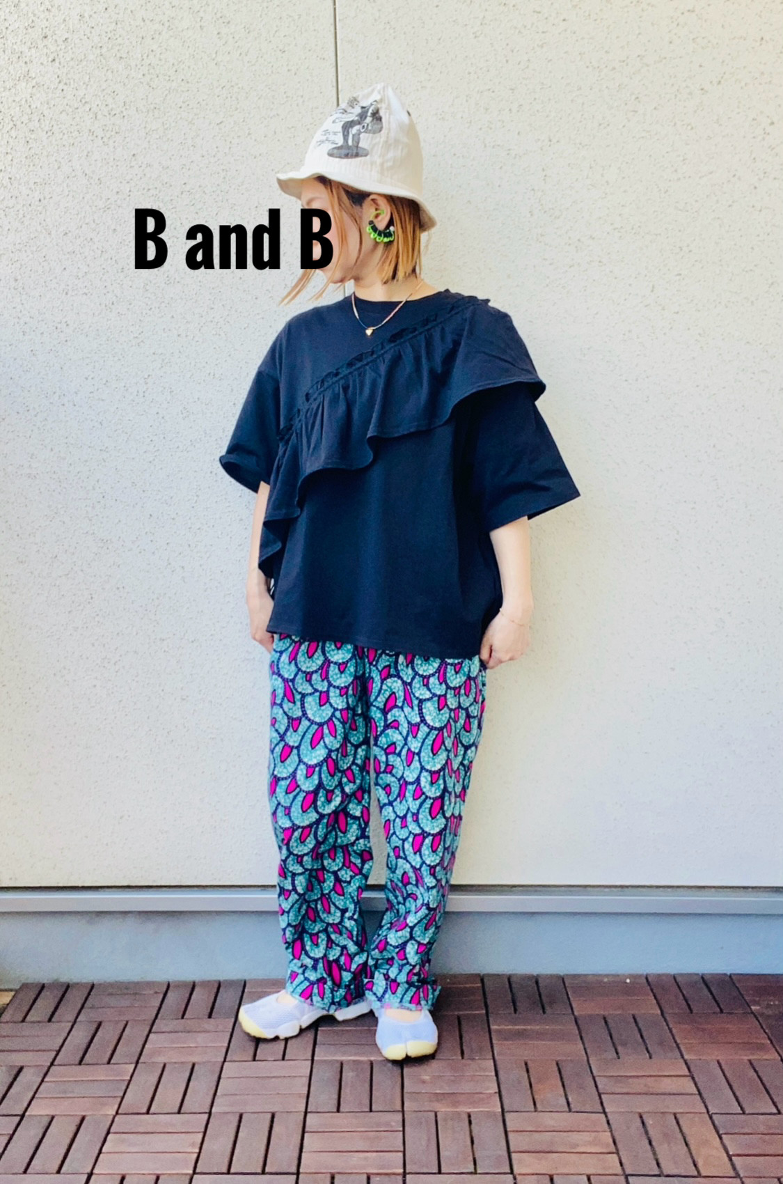 ゆったりタックワイドパンツ アフリカン風プリント 羽モチーフ/ブルー