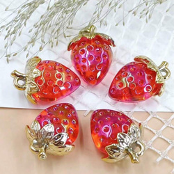 【4個set】いちご ストロベリー アクセサリー チャーム ハンドメイド レッド キラキラ パーツ 2枚目の画像