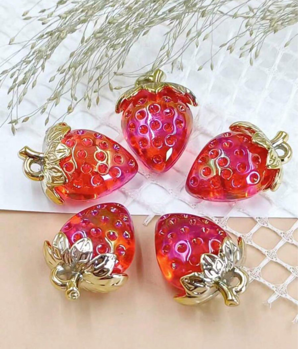 【4個set】いちご ストロベリー アクセサリー チャーム ハンドメイド レッド キラキラ パーツ 2枚目の画像