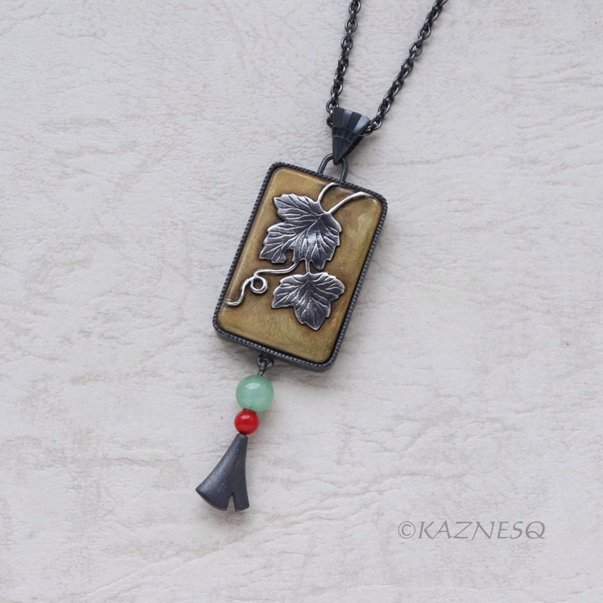 日本の色！色揚げ仕上げの真鍮を使ったシルバーのリーフペンダント