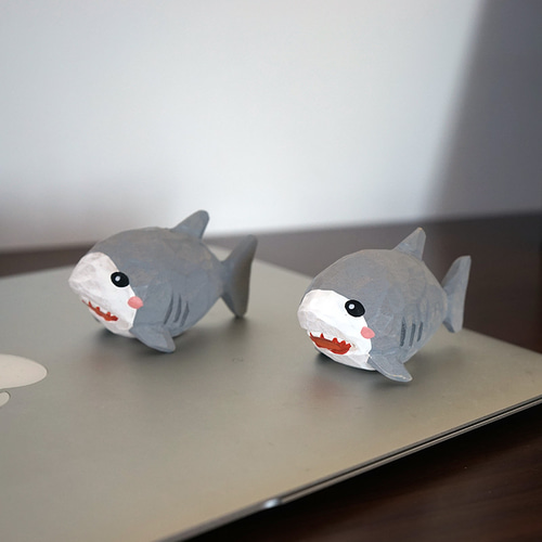 サメ 手作りの木彫り オフィスの机の小物 置物 プレゼント その他置物