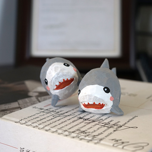 サメ 手作りの木彫り オフィスの机の小物 置物 プレゼント その他置物