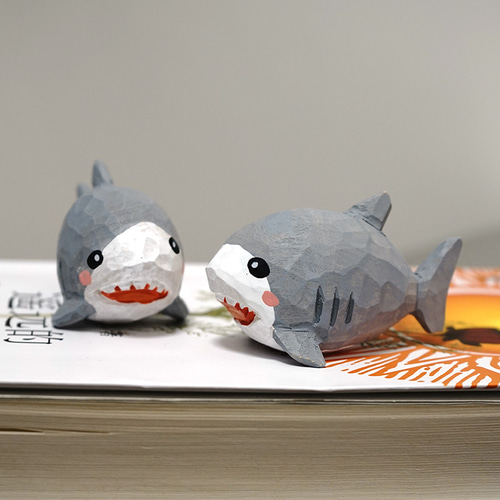サメ 手作りの木彫り オフィスの机の小物 置物 プレゼント その他置物