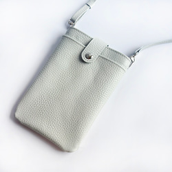 ★期間限定700円オフ★ ライトグレージュの馬革スマホポシェット　防水レザー　軽くて柔らか馬革使用 2枚目の画像