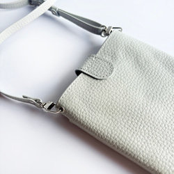 ★期間限定700円オフ★ ライトグレージュの馬革スマホポシェット　防水レザー　軽くて柔らか馬革使用 6枚目の画像