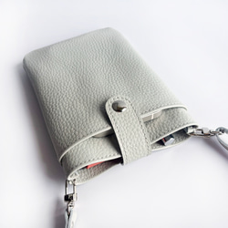 ★期間限定700円オフ★ ライトグレージュの馬革スマホポシェット　防水レザー　軽くて柔らか馬革使用 4枚目の画像