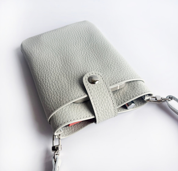 ★期間限定700円オフ★ ライトグレージュの馬革スマホポシェット　防水レザー　軽くて柔らか馬革使用 4枚目の画像