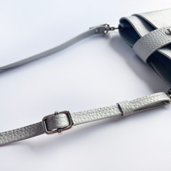 ★期間限定700円オフ★ ライトグレージュの馬革スマホポシェット　防水レザー　軽くて柔らか馬革使用 7枚目の画像