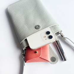 ★期間限定700円オフ★ ライトグレージュの馬革スマホポシェット　防水レザー　軽くて柔らか馬革使用 3枚目の画像