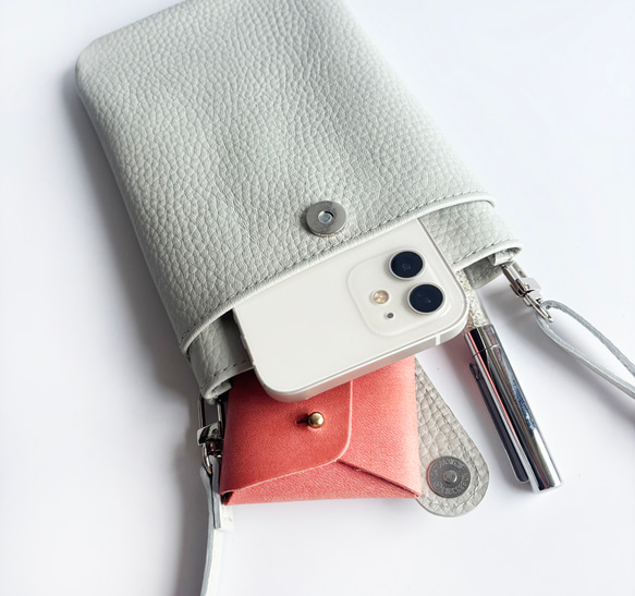 ★期間限定700円オフ★ ライトグレージュの馬革スマホポシェット　防水レザー　軽くて柔らか馬革使用 3枚目の画像