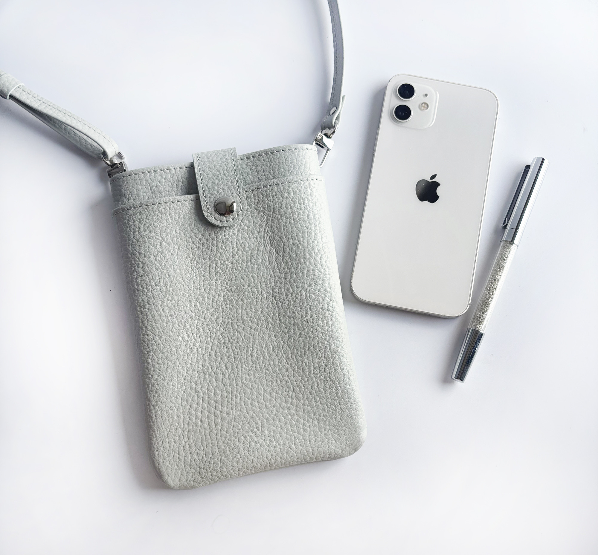 【数量限定】 ライトグレージュの馬革スマホポシェット　防水レザー　軽くて柔らか馬革使用 5,175円