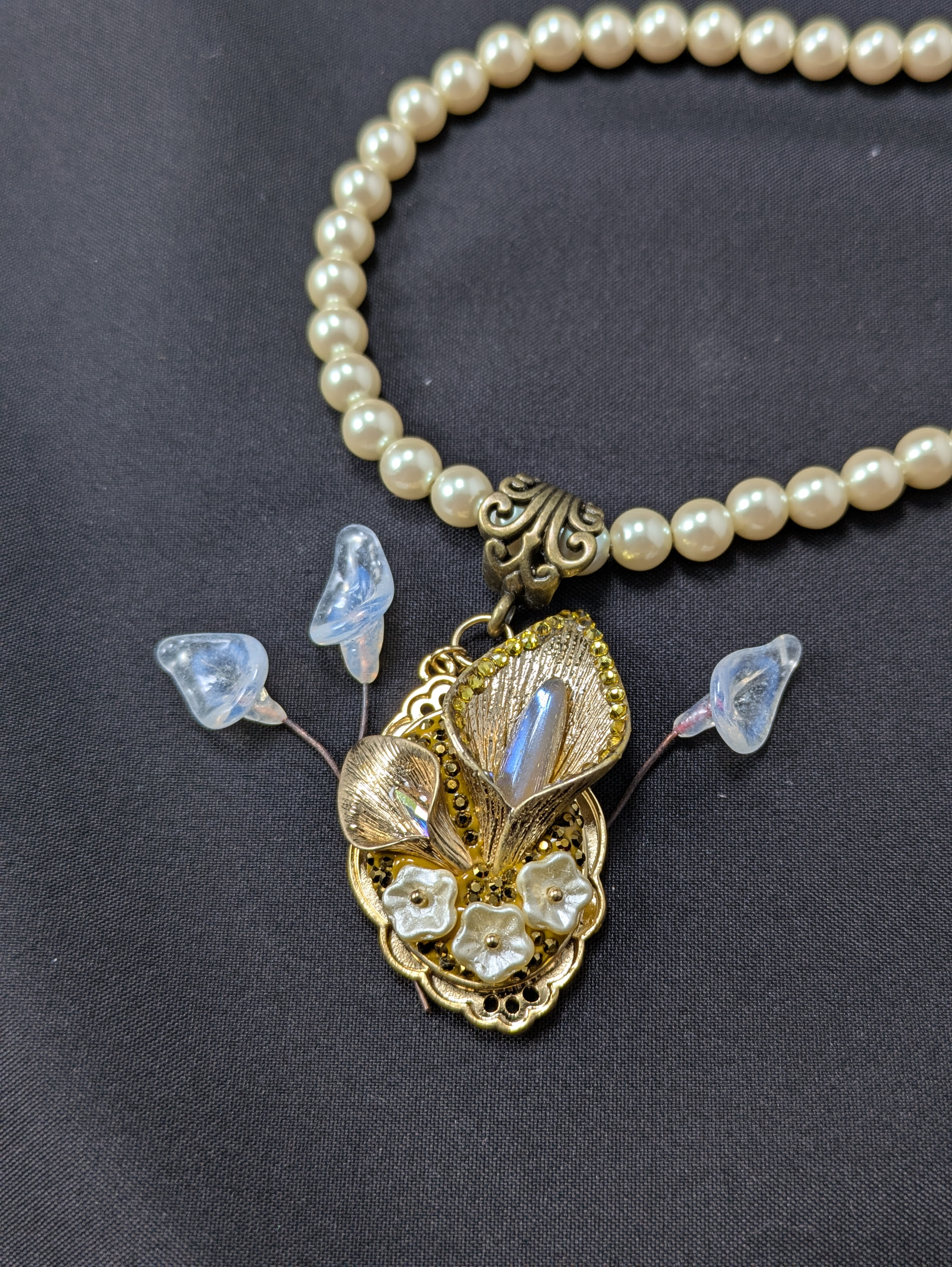 カラーリリーのブーケネックレス