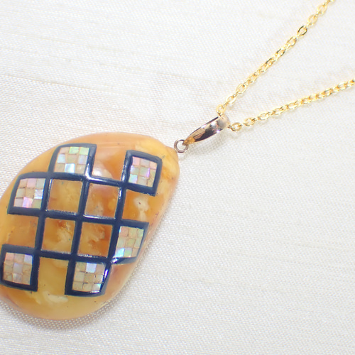 蒔絵ペンダント ”ウルジーヘー” / 琥珀、K18 ペンダントトップ 松林