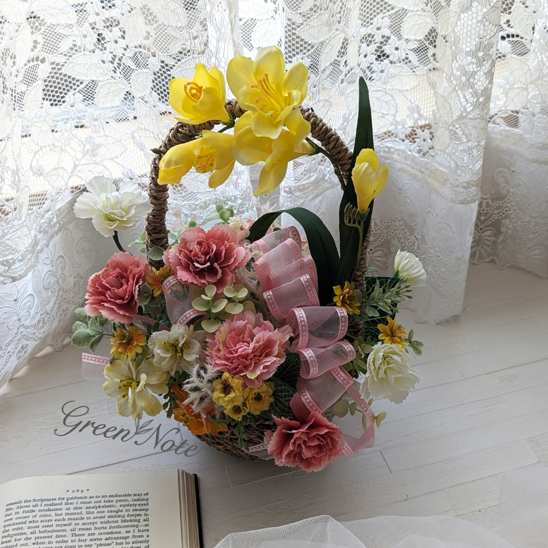 母の日にも普段にも♪カーネーションとお花たちがカラフルなかごアレンジメント