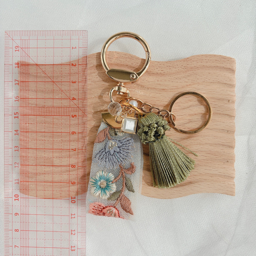チャーム　キーホルダー　インド刺繍リボン ⑅インド刺繍リボン⑅キーホルダー キーホルダー hanyuka handmade