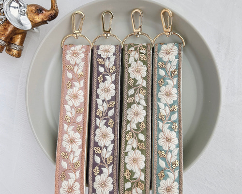 ⑅インド刺繍リボン⑅ハンドストラップ 携帯ストラップ hanyuka
