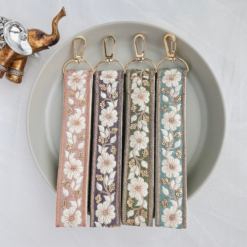⑅インド刺繍リボン⑅ハンドストラップ 携帯ストラップ hanyuka