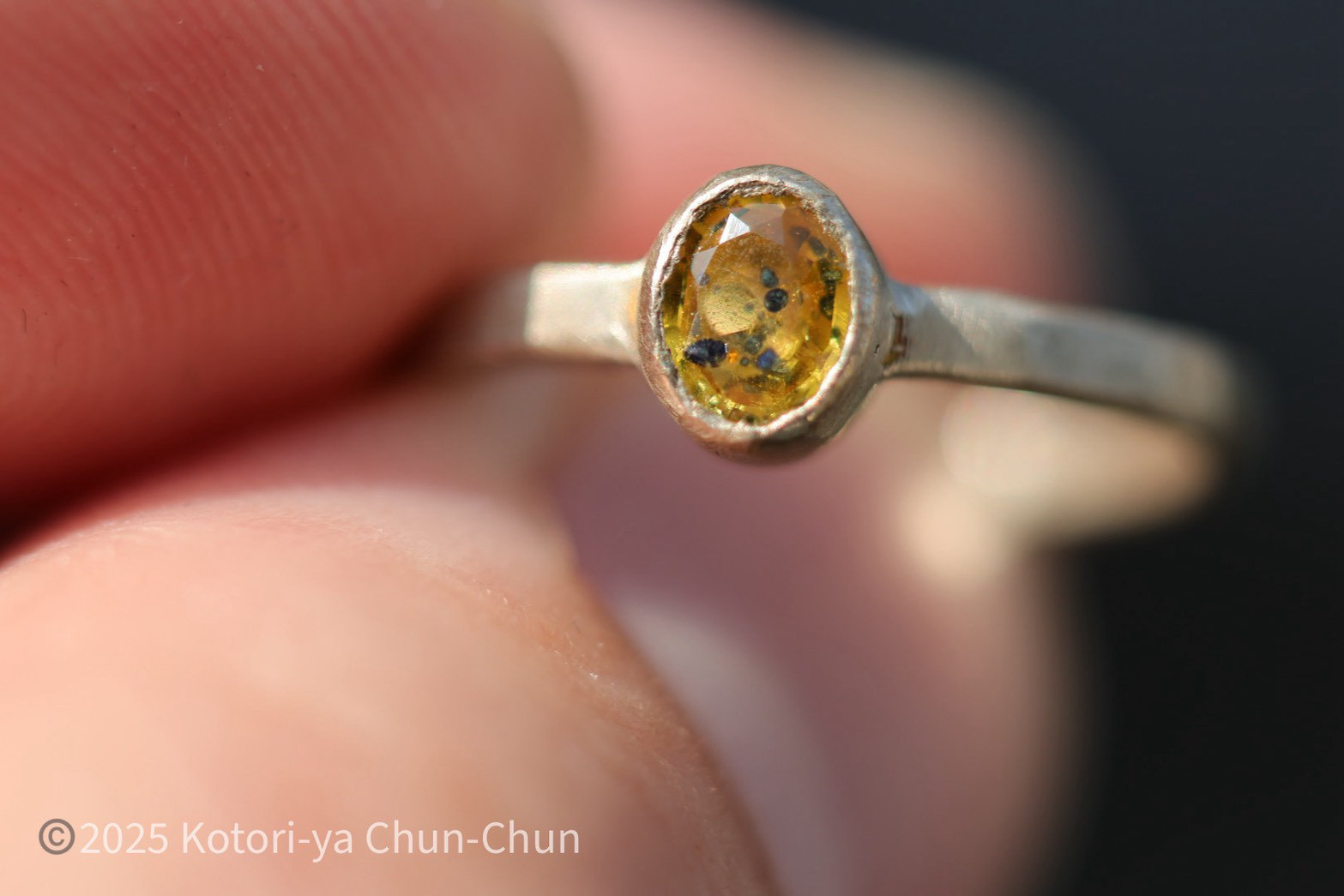 【かなり珍しい青と黄色のバイカラー】タイ産　バイカラーサファイア・シルバーリング【イエロウテントウ】