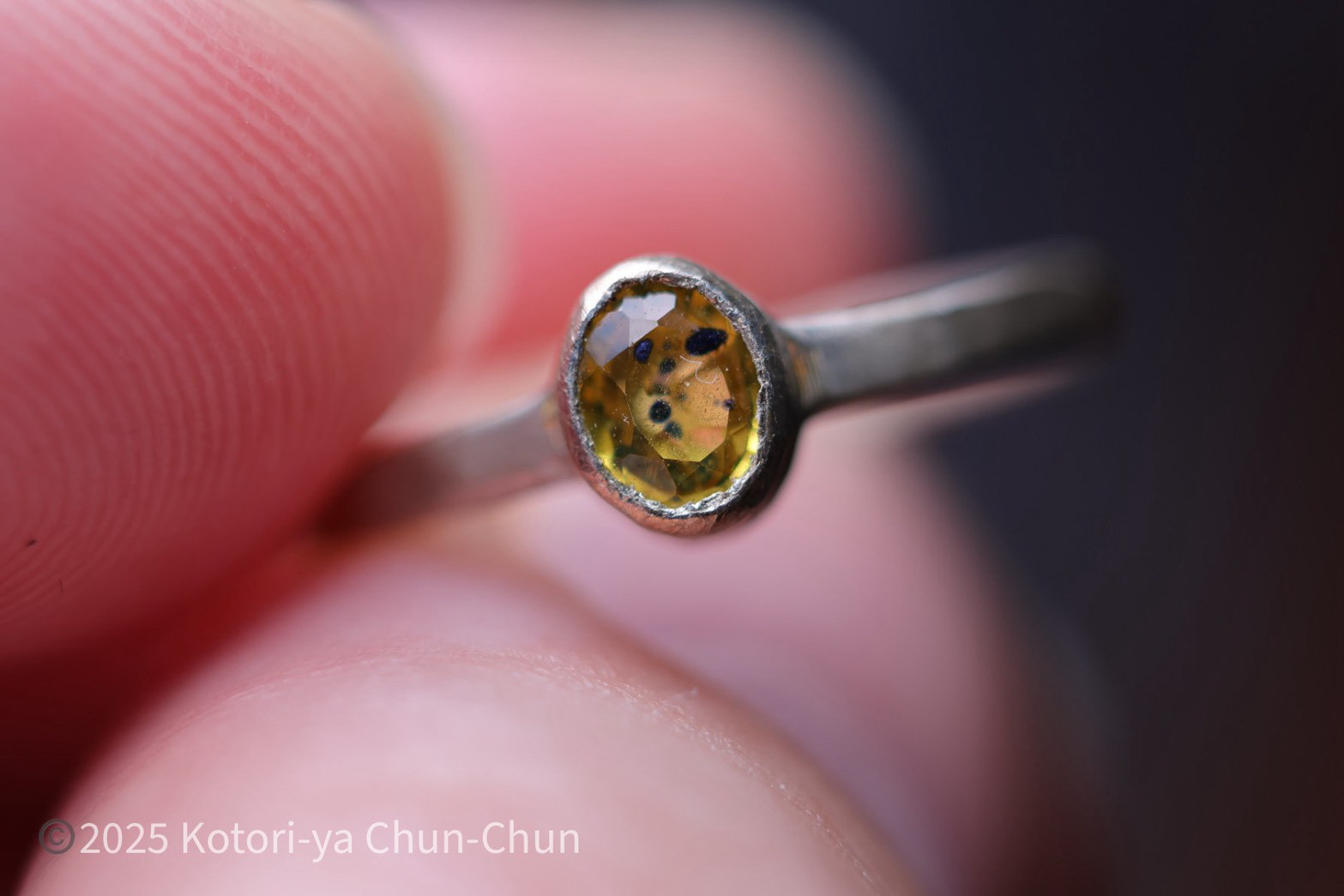 【かなり珍しい青と黄色のバイカラー】タイ産　バイカラーサファイア・シルバーリング【イエロウテントウ】