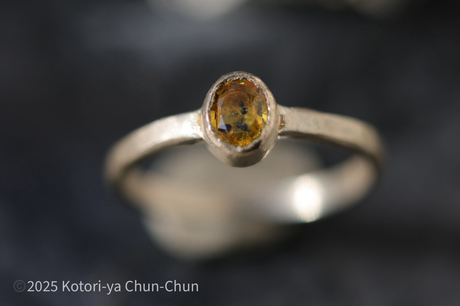 【かなり珍しい青と黄色のバイカラー】タイ産　バイカラーサファイア・シルバーリング【イエロウテントウ】