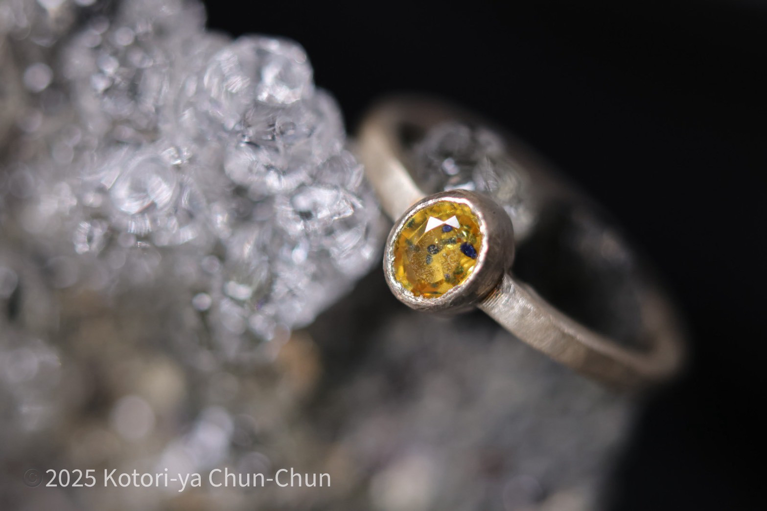 【かなり珍しい青と黄色のバイカラー】タイ産　バイカラーサファイア・シルバーリング【イエロウテントウ】