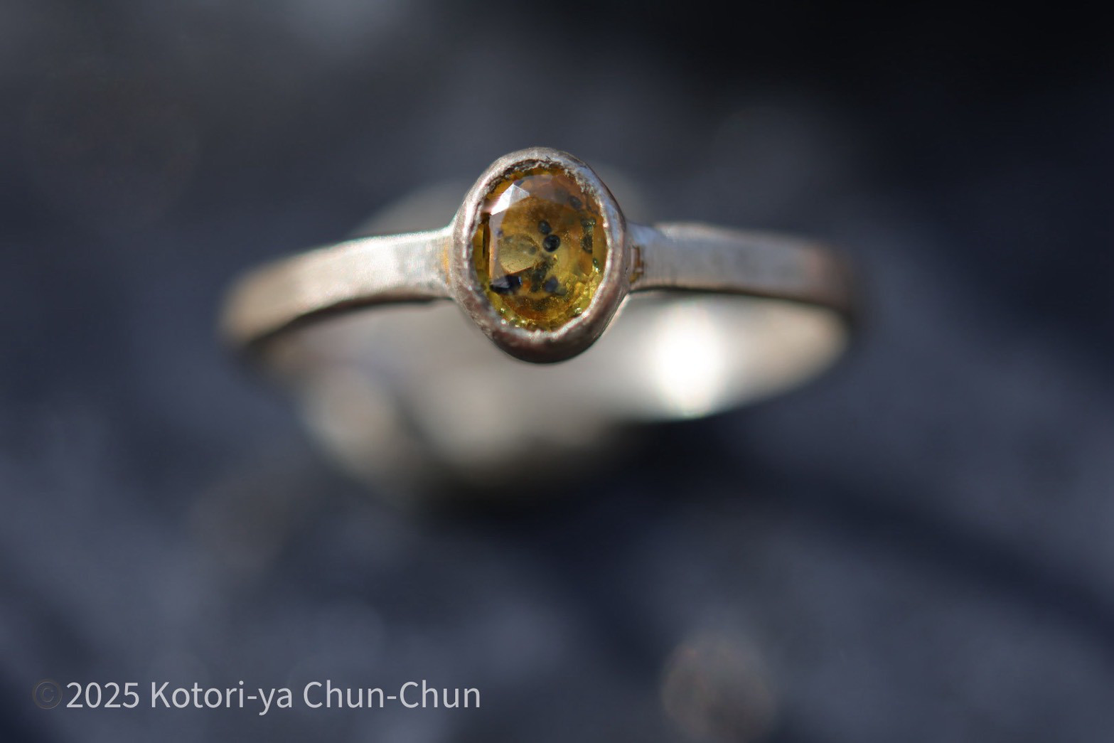 【かなり珍しい青と黄色のバイカラー】タイ産　バイカラーサファイア・シルバーリング【イエロウテントウ】