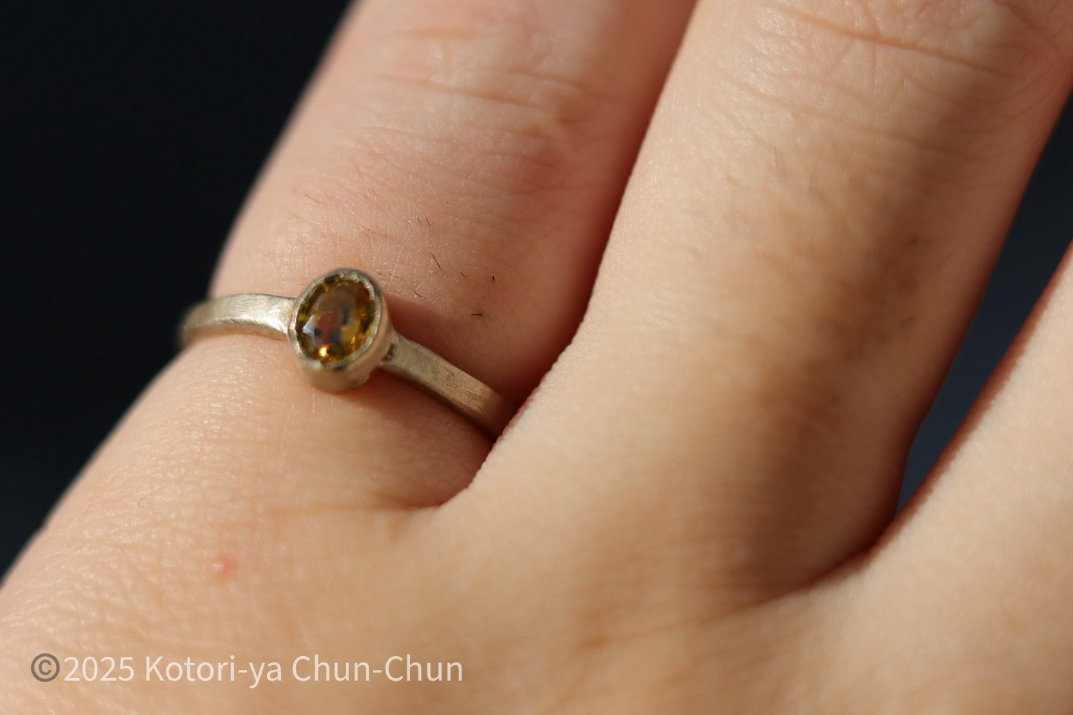 【かなり珍しい青と黄色のバイカラー】タイ産　バイカラーサファイア・シルバーリング【イエロウテントウ】