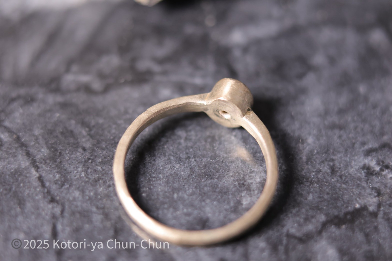 【かなり珍しい青と黄色のバイカラー】タイ産　バイカラーサファイア・シルバーリング【イエロウテントウ】