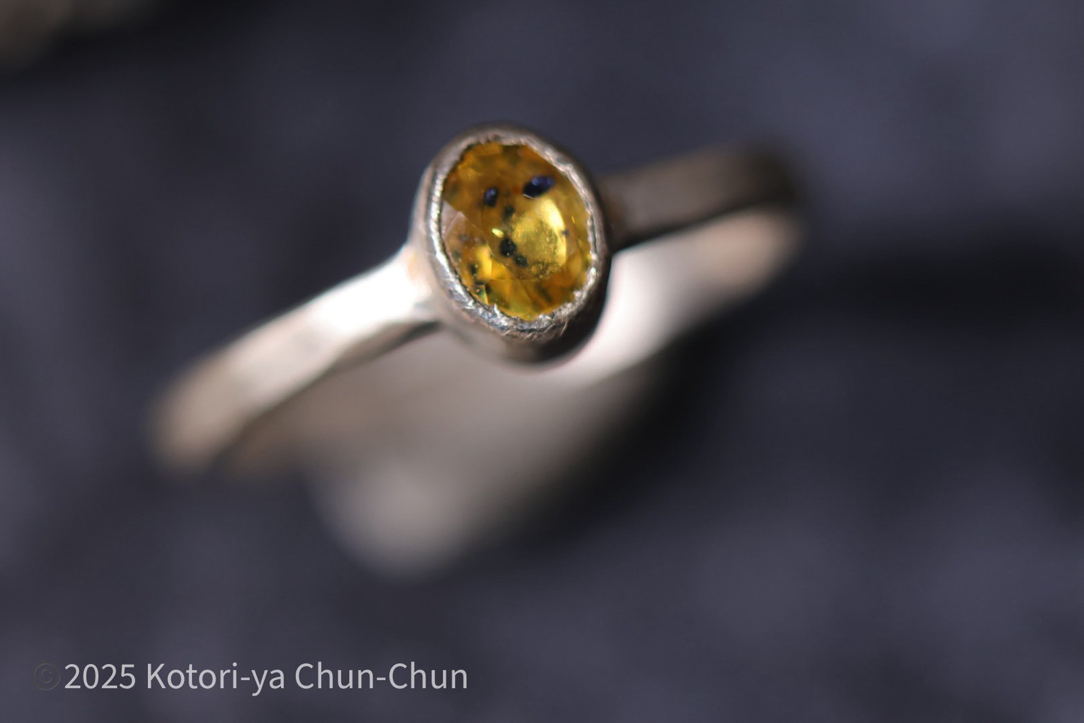 【かなり珍しい青と黄色のバイカラー】タイ産　バイカラーサファイア・シルバーリング【イエロウテントウ】