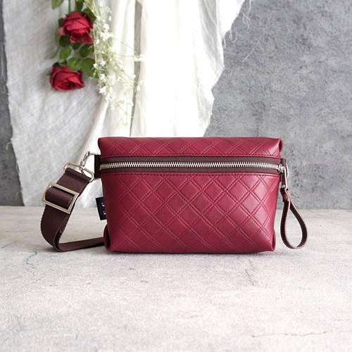 差し色に◎キルティングレザー 大人ショルダーバッグ（ワインレッド