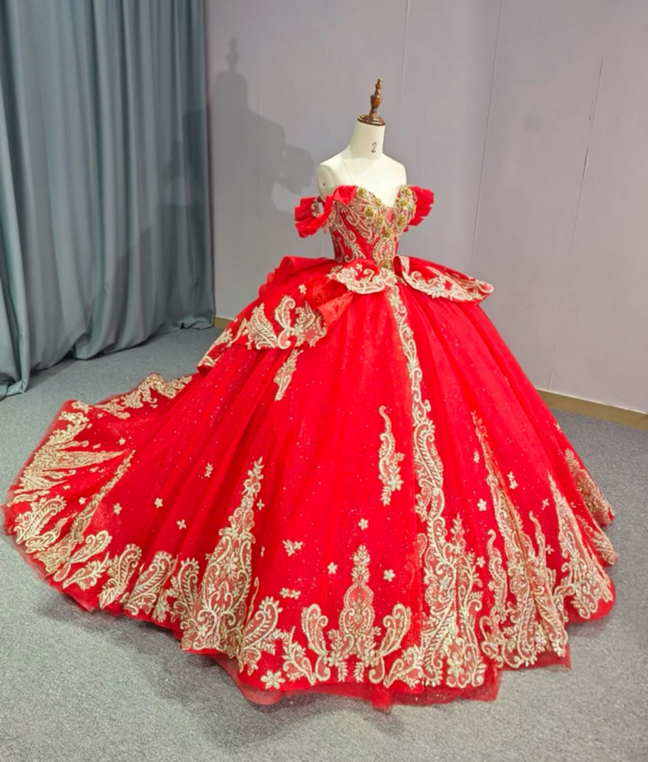 美品　ラッフル袖　フランスレース　刺繍あり　華やかな引裾　Princess フレアスカート　赤レッド　カラードレス演奏会