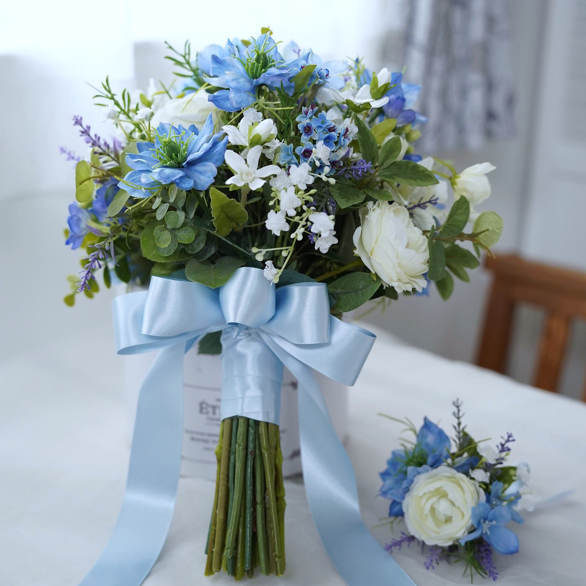 ホワイトグリーンブルーのナチュラルブーケ　ウェディングブーケ