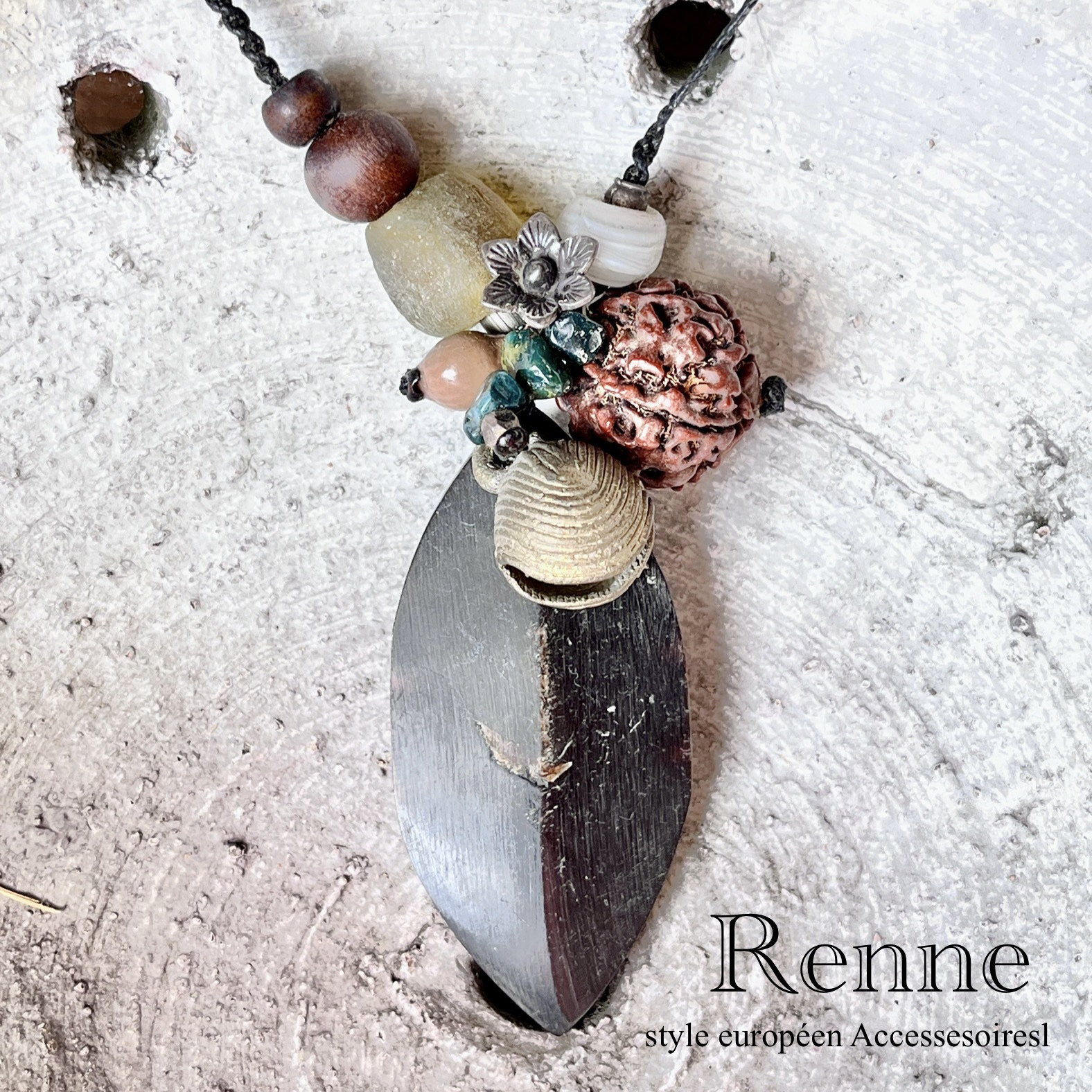 ＊Renee ルネ＊ ブラックホーンアンティークテイストネックレスアンティークビーズ＆アベンチュリン＆菩提樹の実