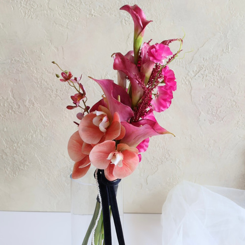 モダンシックなアームブーケ／ウェディングブーケ／結婚式／アーティ