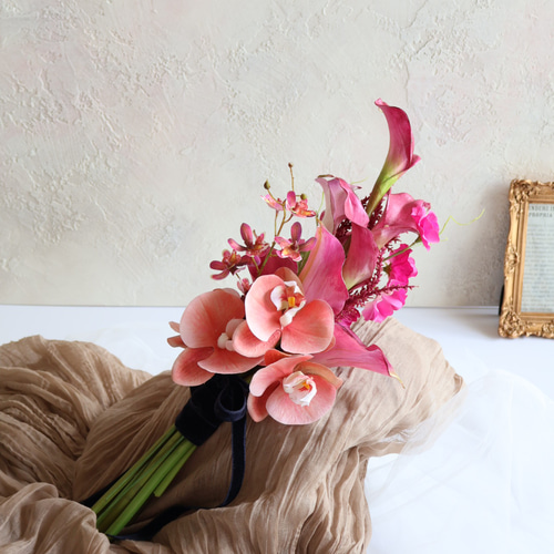 モダンシックなアームブーケ／ウェディングブーケ／結婚式／アーティ