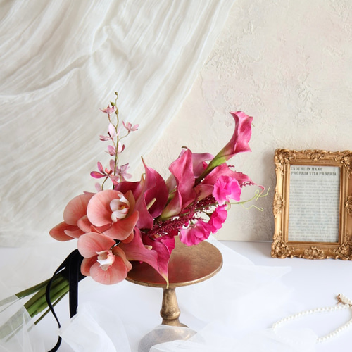 モダンシックなアームブーケ／ウェディングブーケ／結婚式／アーティ