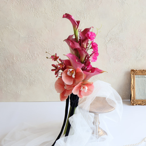 モダンシックなアームブーケ／ウェディングブーケ／結婚式／アーティ