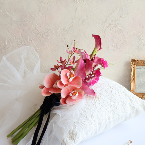 モダンシックなアームブーケ／ウェディングブーケ／結婚式／アーティ